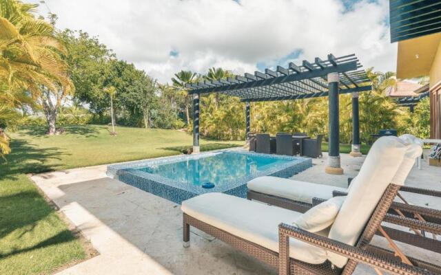 Tropical Villa With Pool at Green Village B843