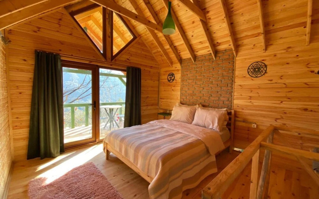 Secluded Wooden House With Jacuzzi in Sapanca