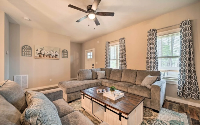 Asheville Area Hideaway w/ Hot Tub + Deck!