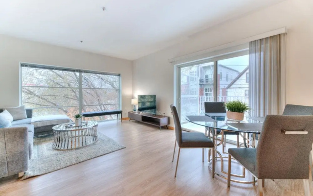 Milwaukee River Suites by Barsala