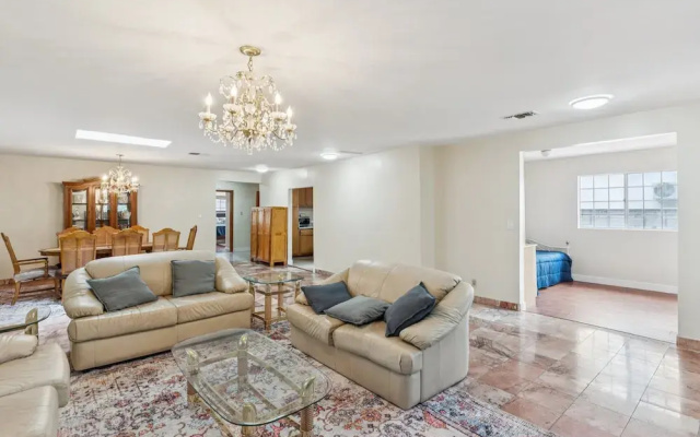 Russell House Near Hollywood & Griffith Park 3 Bedroom Home