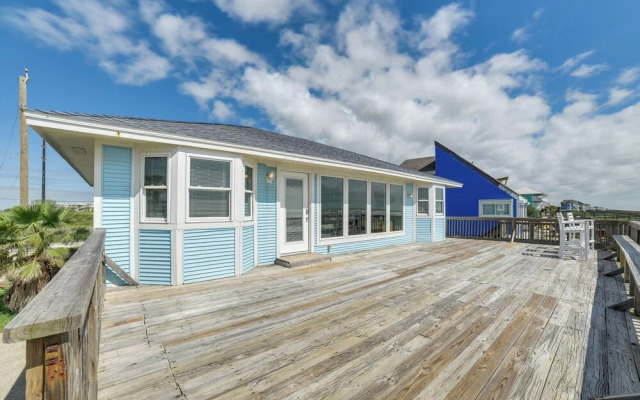 Beachfront Home w/ Pool Access in Galveston!