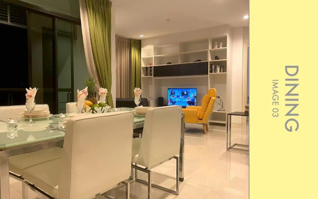 Stylish Condo w. Pool View 2F