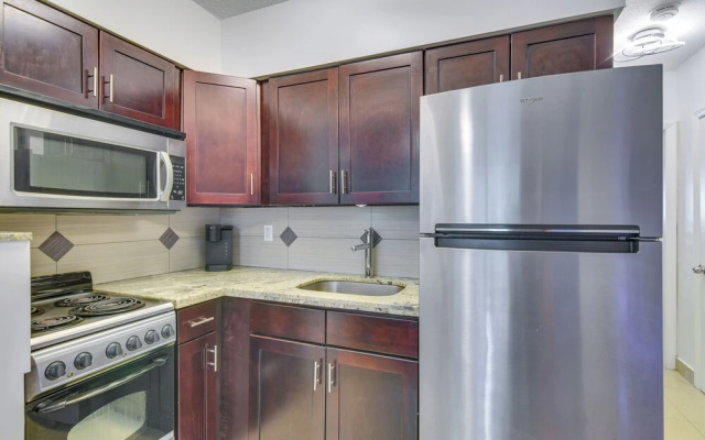 2 Mi to Ocean: Dog-friendly Hallandale Beach Condo