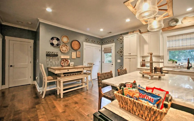 2 Mi to Downtown: Luxe Greenville Retreat!