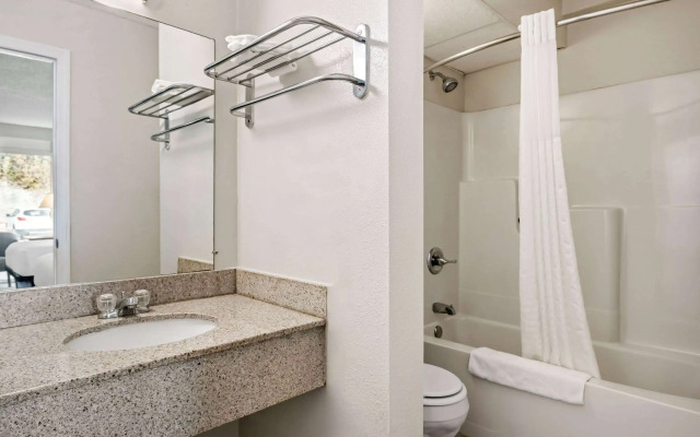 Days Inn by Wyndham Dubuque