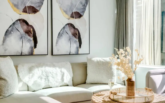 Contemporary Comfort at City Suite 905