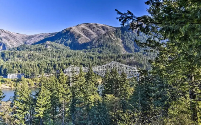 Stunning Stevenson Retreat w/ Mountain Views!