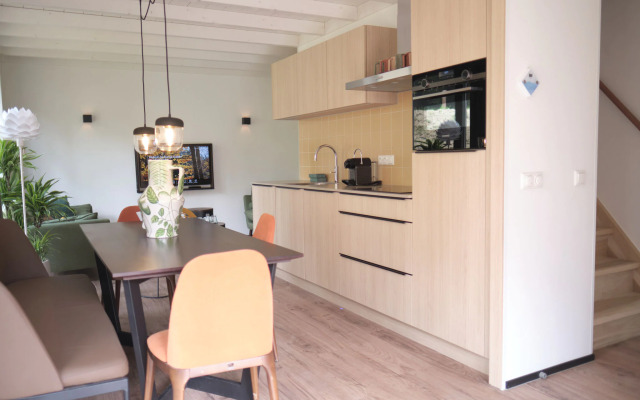 Spacious Lodge, 2 Bathrooms, Near Maastricht
