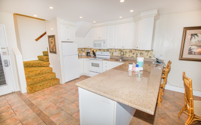 Kahana Sunset D8 2 Bedroom Condo by Redawning
