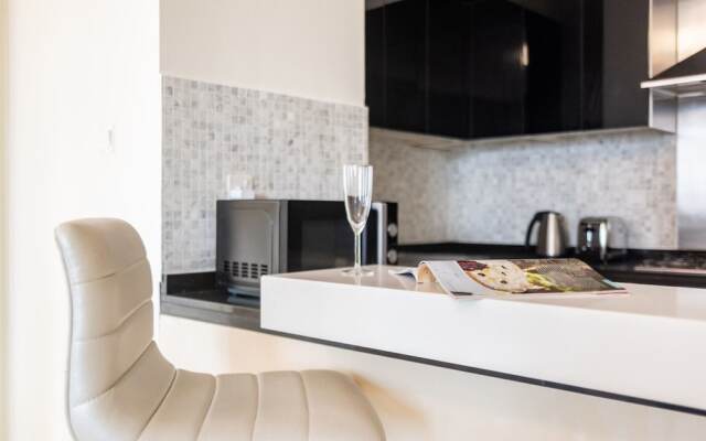 Amazing 1 BR Apartment Damac Mall Street