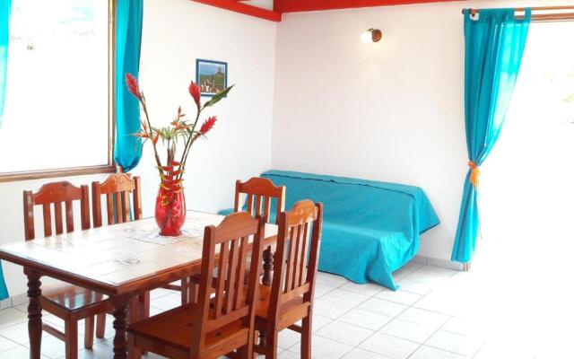 Les Petites Fleurs de Poirier