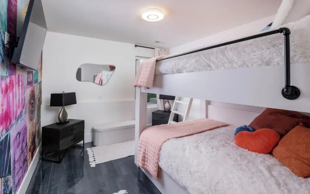 Large Groups - Rooftop Pools - Sleeps 24