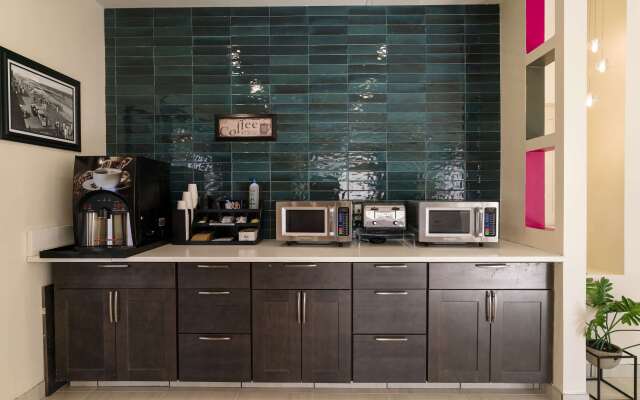 Gateway Hotel & Suites, Ascend Hotel Collection