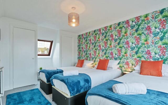 Seabright Townhouse | By My Getaways | Parking for one car