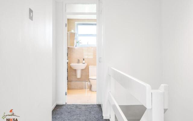 NIKSA Serviced Accommodation - 3 bedroom house