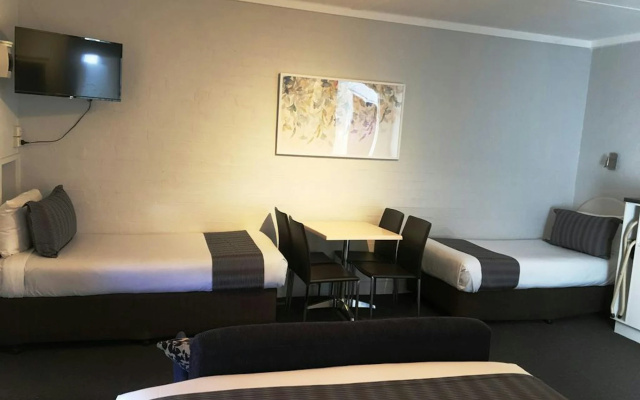 Nicholas Royal Motel – Guest Rooms – Hay
