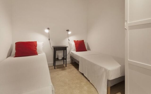 Welcoming 2 Bed With Balcony in Gracia