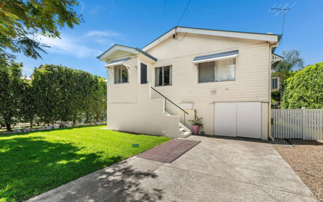 Kozyguru Albion Charming House With 3 Bedroom Parking -Qal035