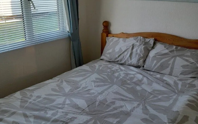 2 Bed-sleeps 4-pets-parking-5 Min to Beach