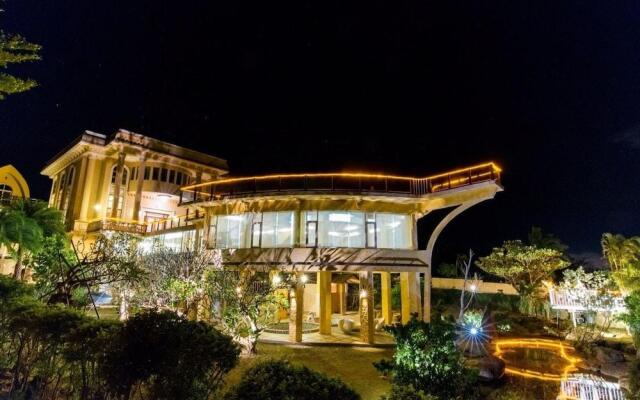 Whales Mountain & Seaview Resort