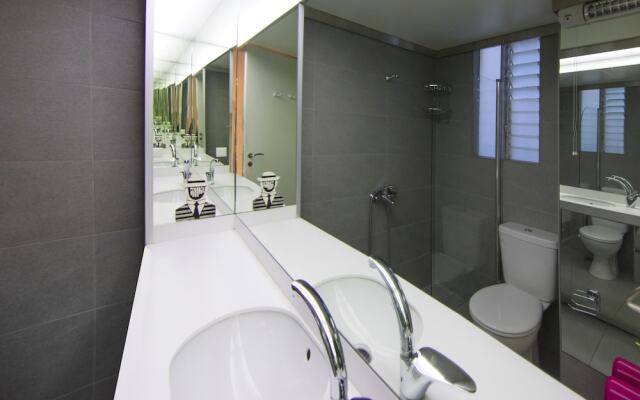 Artistic Apartment in the Middle of Everything by Villarentalsgr