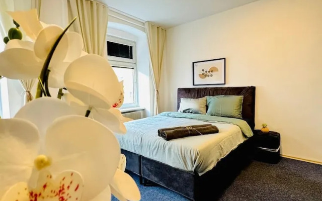 Spacious 7BR Apartment Prime Location