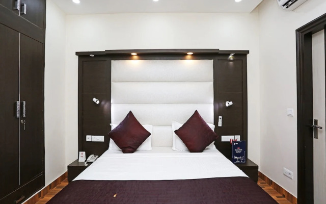 OYO 14389 Diplomat Suites