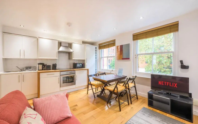 A Midtown Minute - Holborn - by Frankie Says