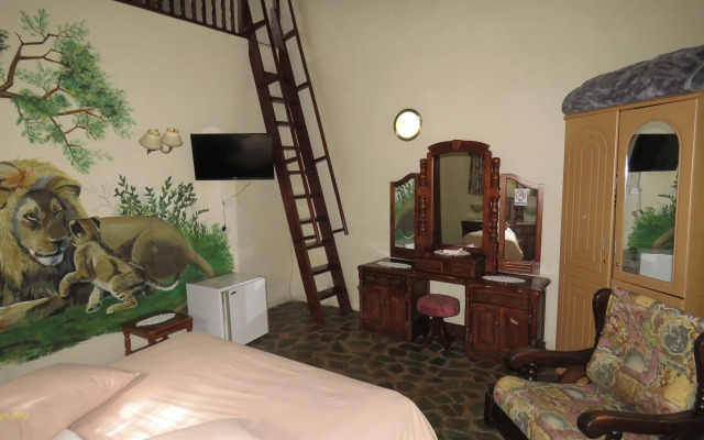 Parrot Lodge