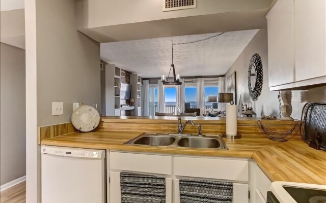 Coral Sands Beautiful Condominium by RedAwning