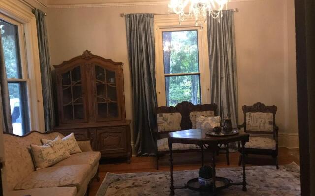 Iron Amethyst Inn Boutique Hotel