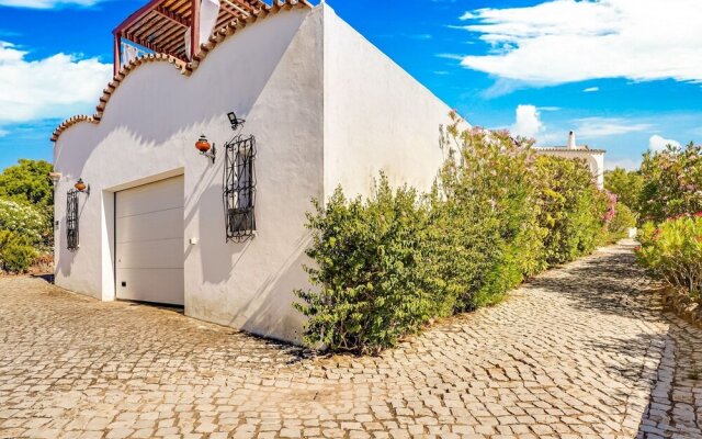 Luxurious Villa in Loulé With Private Swimming Pool