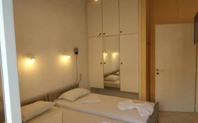 Small Apartment For 3 Pers 70meters From The Beach