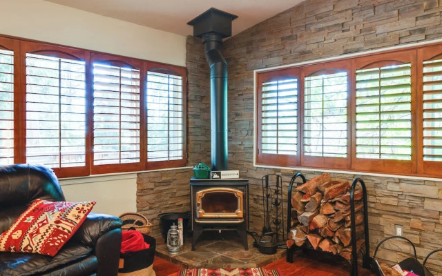 Cozy Mi-wuk Village Cabin w/ Deck!