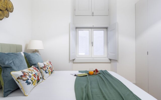 ALTIDO Energetic 2BR Apt w/workspace, by the Santa Justa Lift, in Baixa