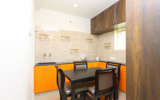 OYO 10701 Moukthi Apartment