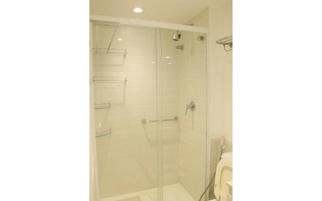 Apartamento com serviços a 300 metros do mar