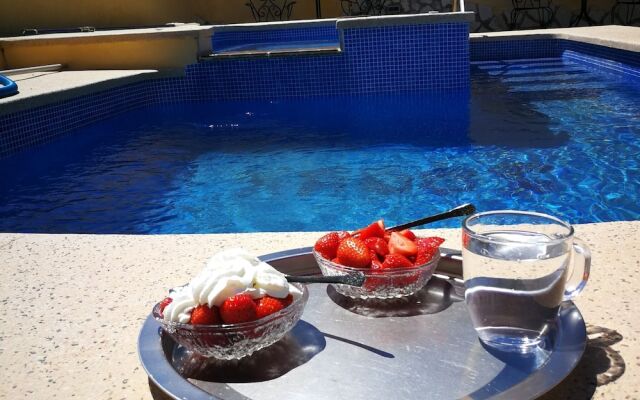 Lovely Holiday Home in Aigues With Private Swimming Pool