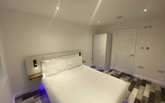 Stunning Truro 1-bed - Sleeps 2 & Parking