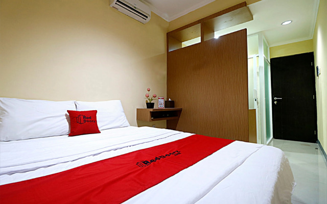 RedDoorz near ITC Cempaka Mas