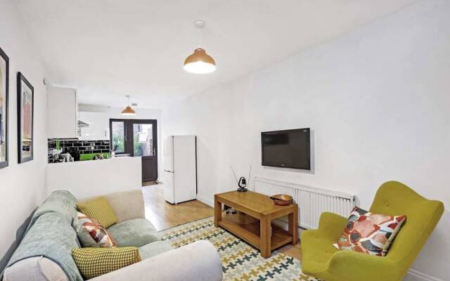 Bright 2 Bedroom House in Kennington