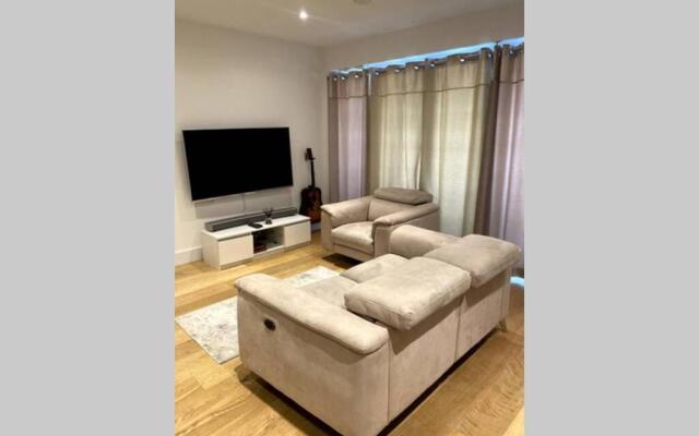 Luxury 1 Bedroom Apartment with Netflix & Parking