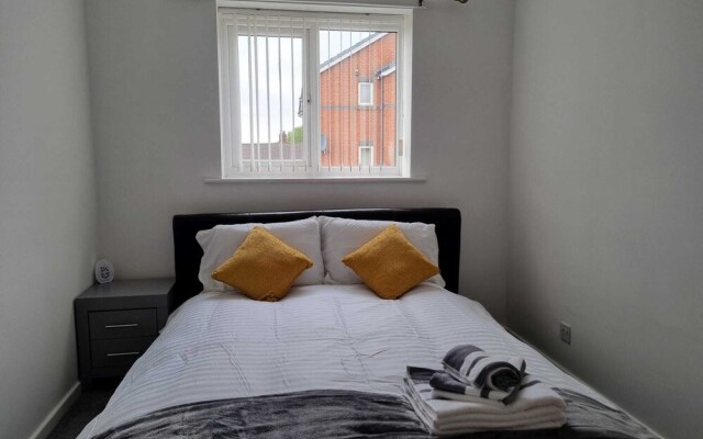 Charming 3-bed House in Leigh Siddow Common