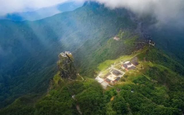 Yinfeng Hotel (Tongren High-speed Railway Station)