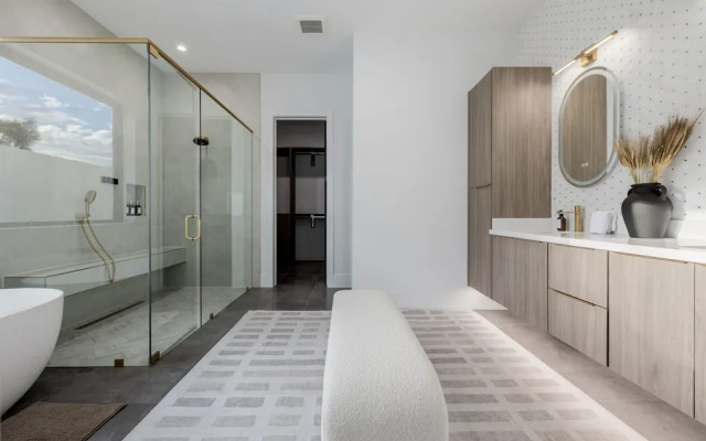 The Carlisle Experience 4 Showers Heated Pool