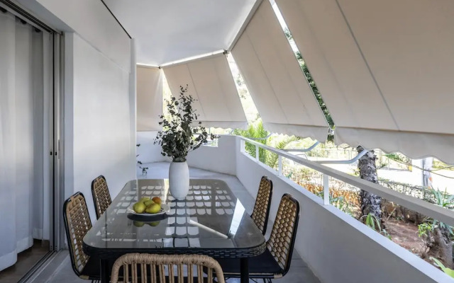 Stylish 1BR Retreat Near Alimos Beach Tram
