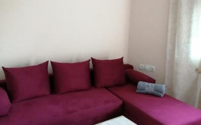 2020 renovated, sunny apartment with yard/garden