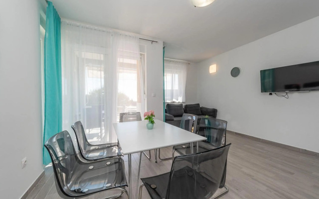 Dario 1. modern & luxury ap. with a pool