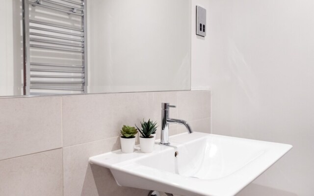 Modern 1BR with Balcony by Soho